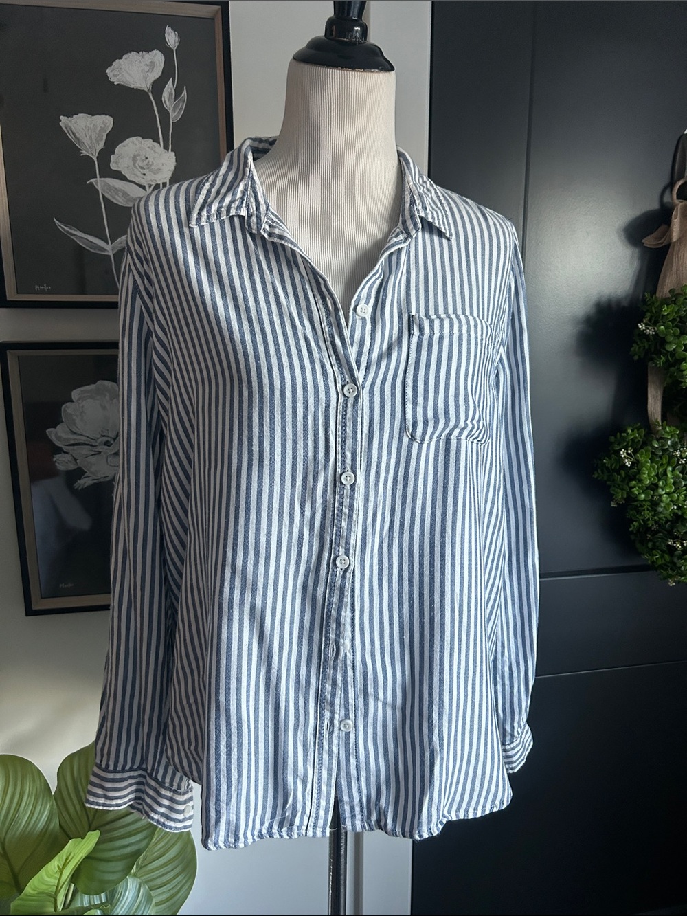 🌺 L Striped Button Down Shirt in Blue & White baggy casual top